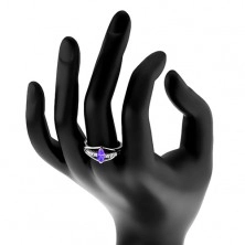 Błyszczący pierścionek w srebrnym odcieniu, przezroczyste cyrkoniowe pasy, kolorowe ziarenko