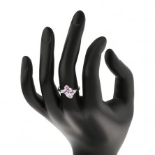 Lśniący pierścionek w srebrnym odcieniu, dwa różowe cyrkoniowe ziarenka, przezroczyste cyrkonie