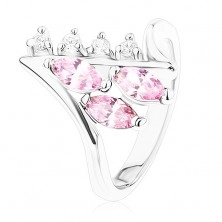Lśniący pierścionek srebrnego koloru, zagięte końce ramion, bezbarwne i różowe cyrkonie