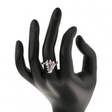 Lśniący pierścionek srebrnego koloru, zagięte końce ramion, bezbarwne i różowe cyrkonie