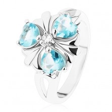 Lśniący pierścionek srebrnego koloru, kwiatek z jasnoniebieskimi serduszkami