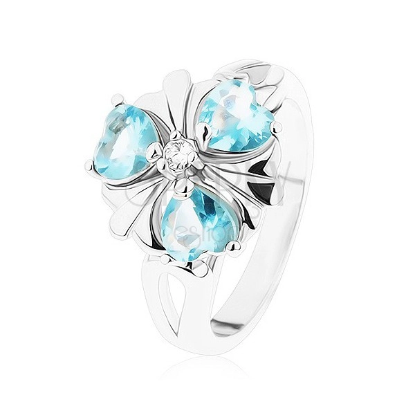 Lśniący pierścionek srebrnego koloru, kwiatek z jasnoniebieskimi serduszkami