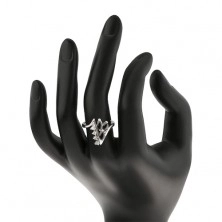 Pierścionek srebrnego koloru, zagięte końce ramion, przezroczyste i czarne cyrkonie