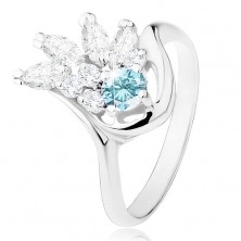 Lśniący pierścionek w srebrnym odcieniu, przezroczysty cyrkoniowy wachlarz, jasnoniebieska cyrkonia