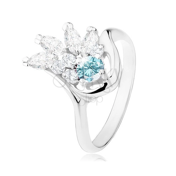 Lśniący pierścionek w srebrnym odcieniu, przezroczysty cyrkoniowy wachlarz, jasnoniebieska cyrkonia