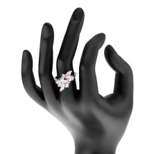 Lśniący pierścionek srebrnego koloru, różowe cyrkoniowe ziarenka, przezroczyste cyrkonie