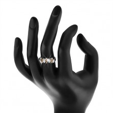 Błyszczący pierścionek srebrnego koloru, przezroczyste i brązowe cyrkoniowe ziarenka