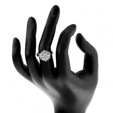 Lśniący pierścionek srebrnego koloru, duży kwiat z okrągłych przezroczystych cyrkonii