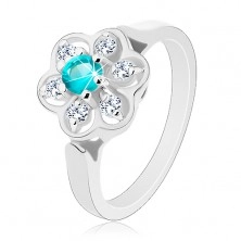 Błyszczący pierścionek ozdobiony przezroczystym kwiatkiem z cyrkonią jasnoniebieskiego koloru 