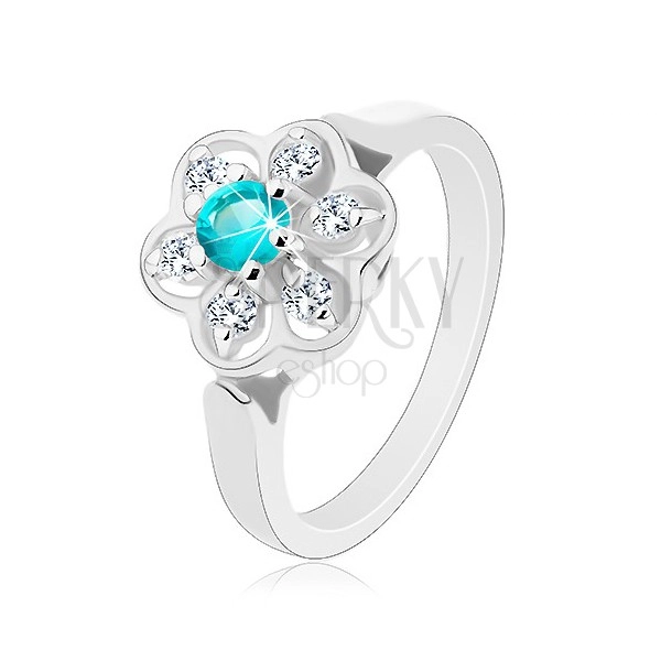 Błyszczący pierścionek ozdobiony przezroczystym kwiatkiem z cyrkonią jasnoniebieskiego koloru 