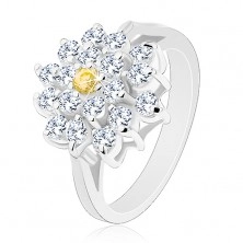 Pierścionek w srebrnym odcieniu, duży cyrkoniowy kwiat bezbarwnego koloru, żółty środek