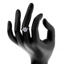 Błyszczący pierścionek w srebrnym odcieniu, fioletowo-przezroczysty cyrkoniowy kwiatek