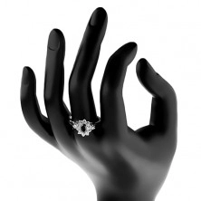 Lśniący pierścionek srebrnego koloru, czarny cyrkoniowy owal z obwódką bezbarwnego koloru