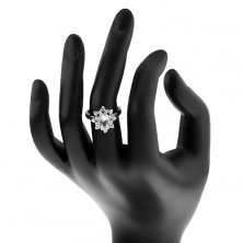 Błyszczący pierścionek w srebrnym odcieniu, kwiat z przezroczystymi cyrkoniami