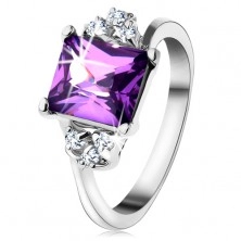 Lśniący pierścionek srebrnego koloru, prostokątna fioletowa cyrkonia, drobne cyrkonie