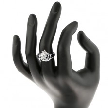 Błyszczący pierścionek, rozgałęzione ramiona w srebrnym odcieniu, przezroczysty cyrkoniowy kwiat 