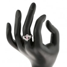 Błyszczący pierścionek z cyrkoniowym różowo-przezroczystym oczkiem, rozdwojone ramiona