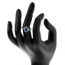 Lśniący pierścionek w srebrnym odcieniu, ramiona z nacięciem, ciemnoniebieskie ziarenko