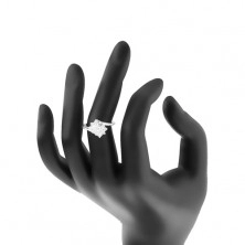 Lśniący pierścionek z zagiętymi ramionami, cyrkoniowy prostokąt bezbarwnego koloru