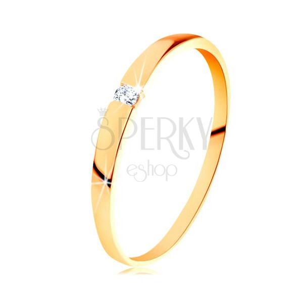 Złoty pierścionek 585 - błyszczący diament bezbarwnego koloru, gładkie wypukłe ramiona