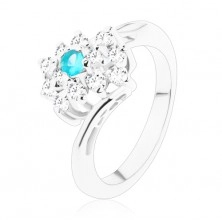 Błyszczący pierścionek w srebrnym odcieniu, prostokąt bezbarwnego i jasnoniebieskiego koloru