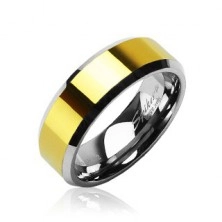 Wolframowy pierścionek o ściętych krawędziach ze środkowym pasem złotego koloru