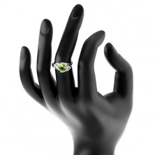 Błyszczący pierścionek w srebrnym odcieniu, wyszlifowana owalna cyrkonia, przezroczyste cyrkonie