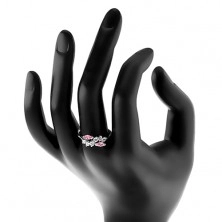 Lśniący pierścionek o zwężonych ramionach, srebrny kolor, bezbarwna fala i różowe ziarna