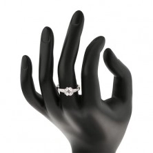 Srebrny zaręczynowy pierścionek 925, przezroczysty błyszczący kwiatek, ozdobione ramiona