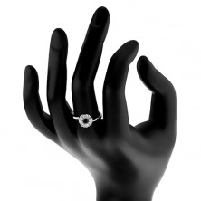 Lśniący pierścionek w srebrnym odcieniu, cyrkoniowy kwiatek z czarnym środkiem