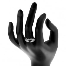 Lśniący pierścionek w srebrnym odcieniu, błyszcząca kokardka z czarnym owalem