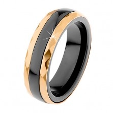 Ceramiczny pierścionek czarnego koloru, oszlifowane stalowe pasy w złotym odcieniu