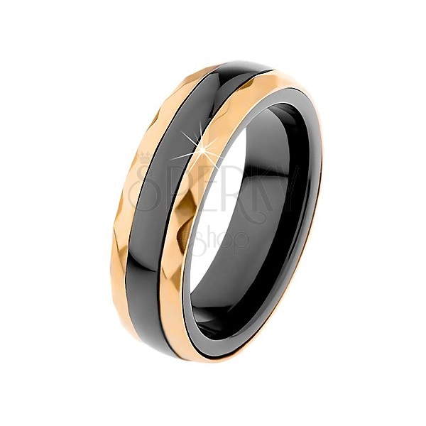 Ceramiczny pierścionek czarnego koloru, oszlifowane stalowe pasy w złotym odcieniu