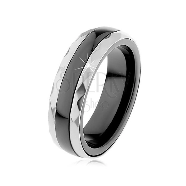 Ceramiczny pierścionek czarnego koloru, wyszlifowane stalowe pasy w srebrnym odcieniu