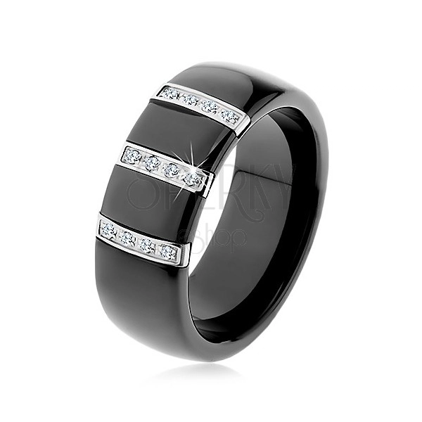 Czarny ceramiczny pierścionek o gładkiej powierzchni, trzy stalowe pasy z cyrkoniami
