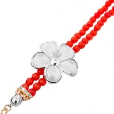 Zegarek analogowy, czerwona bransoletka z koralików, cyferblat z cyrkoniami, biały kwiat