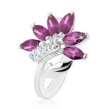 Błyszczący pierścionek srebrnego koloru, ciemnofioletowy kwiat, lśniący liść