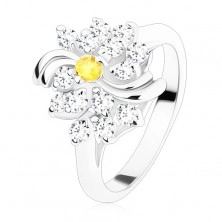 Pierścionek w srebrnym odcieniu, bezbarwny kwiatek z barwnym środkiem, lśniące łuki