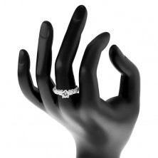 Zaręczynowy pierścionek, srebro 925, większa okrągła cyrkonia bezbarwnego koloru, błyszczące ramiona