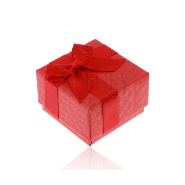 Czerwone upominkowe pudełeczko na pierścionek, zawieszkę lub kolczyki, lśniąca kokardka