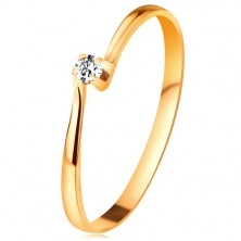 Brylantowy pierścionek z żółtego 14K złota - diament w koszyczku między zwężonymi ramionami