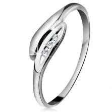 Brylantowy pierścionek z białego 14K złota - lekko zagięte listki, trzy przezroczyste diamenty
