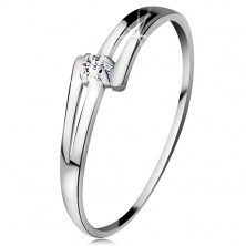 Brylantowy pierścionek z białego 14K złota - rozdzielone lśniące ramiona, bezbarwny diament