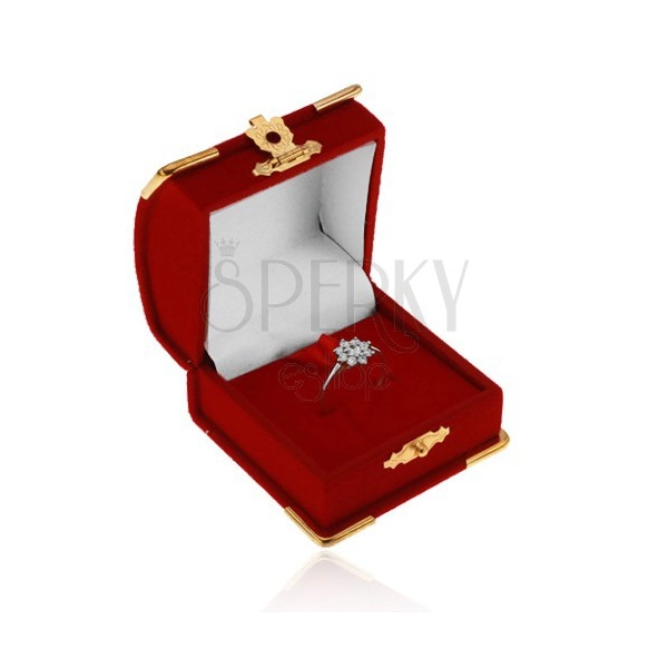 Czerwone aksamitne pudełeczko na pierścionek, zawieszkę lub kolczyki, szczegóły ze złotego koloru