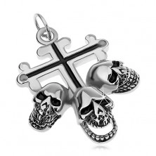 Stalowa zawieszka srebrnego koloru, liliowy krzyż z czarnymi pasami, trzy czaszki