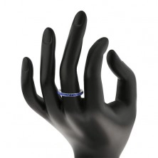 Stalowy pierścionek srebrnego koloru, błyszczące ciemnoniebieskie cyrkonie