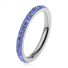 Stalowy pierścionek srebrnego koloru, błyszczące ciemnoniebieskie cyrkonie