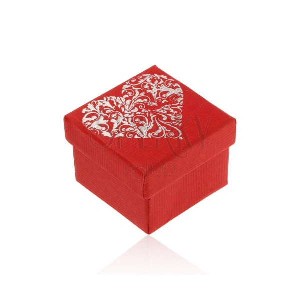 Upominkowe pudełeczko w czerwonym odcieniu, duże ozdobione serce srebrnego koloru