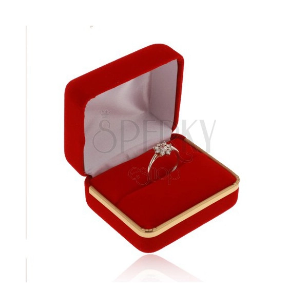 Aksamitne pudełeczko na pierścionek, gładka powierzchnia czerwonego koloru, pas w złotym odcieniu