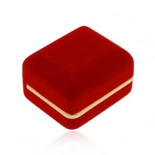 Aksamitne pudełeczko na pierścionek, gładka powierzchnia czerwonego koloru, pas w złotym odcieniu
